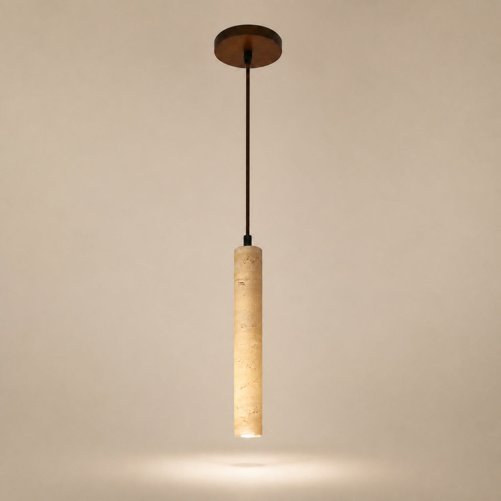 Suspension effet pierre, sur fond neutre