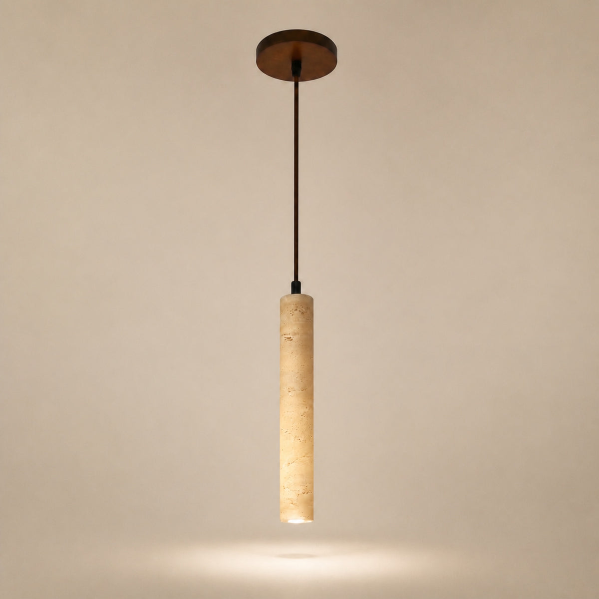 Suspension effet pierre, sur fond neutre