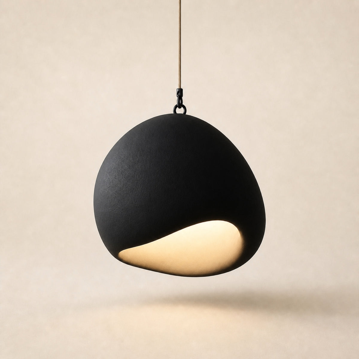 Suspension galet effet pierre, noir mat