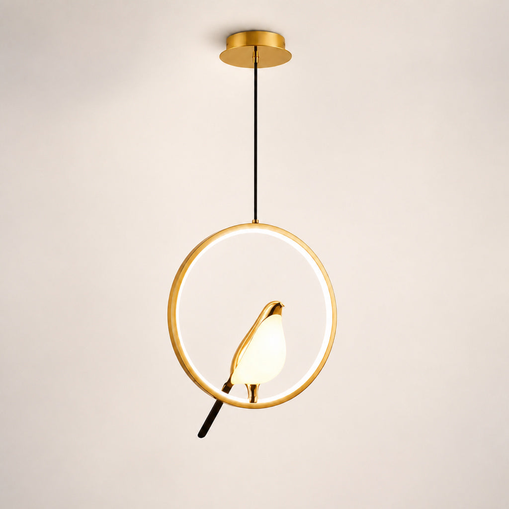 Suspension anneau LED et oiseau doré, sur fond neutre