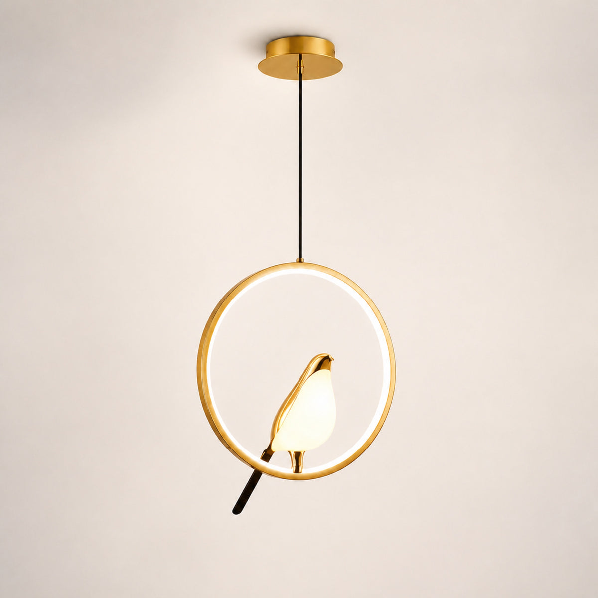 Suspension anneau LED et oiseau doré, sur fond neutre