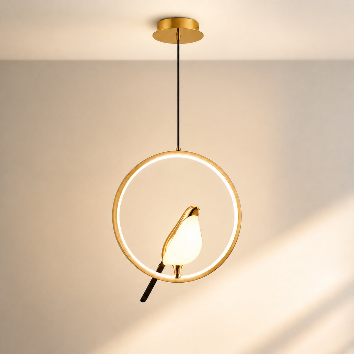 Suspension anneau LED et oiseau doré, autre cadrage