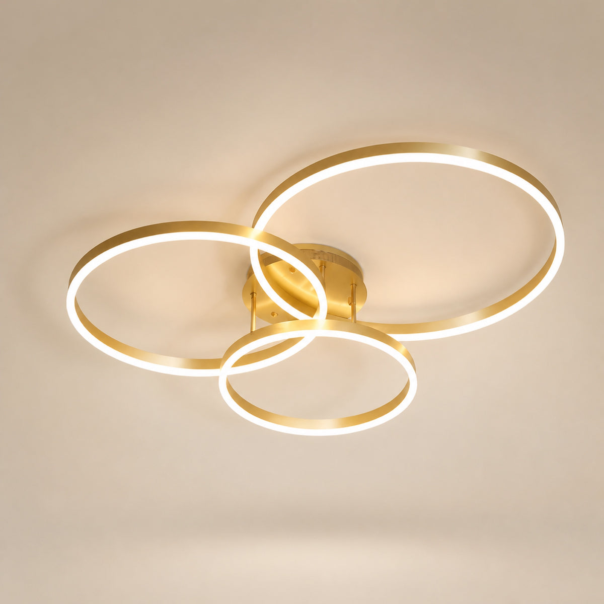 Plafonnier 3 anneaux LED dorés