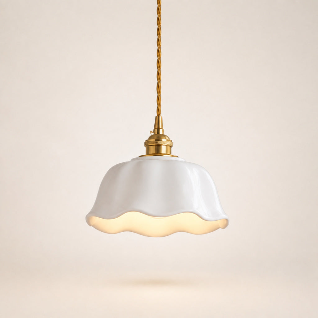 Suspension céramique blanche, modèle A en cloche festonnée, cordon doré