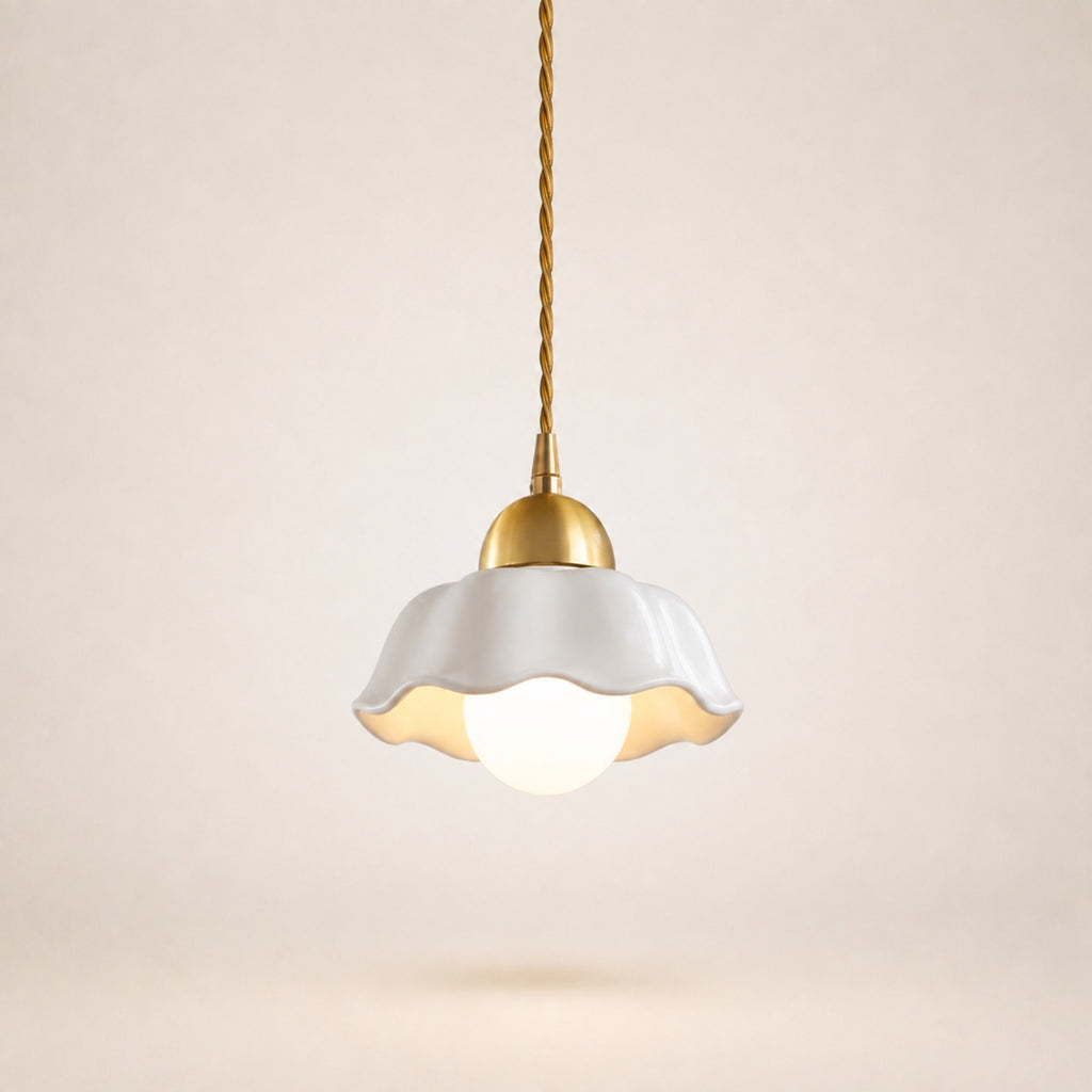 Suspension céramique blanche, modèle C en petite corolle festonnée, cordon doré