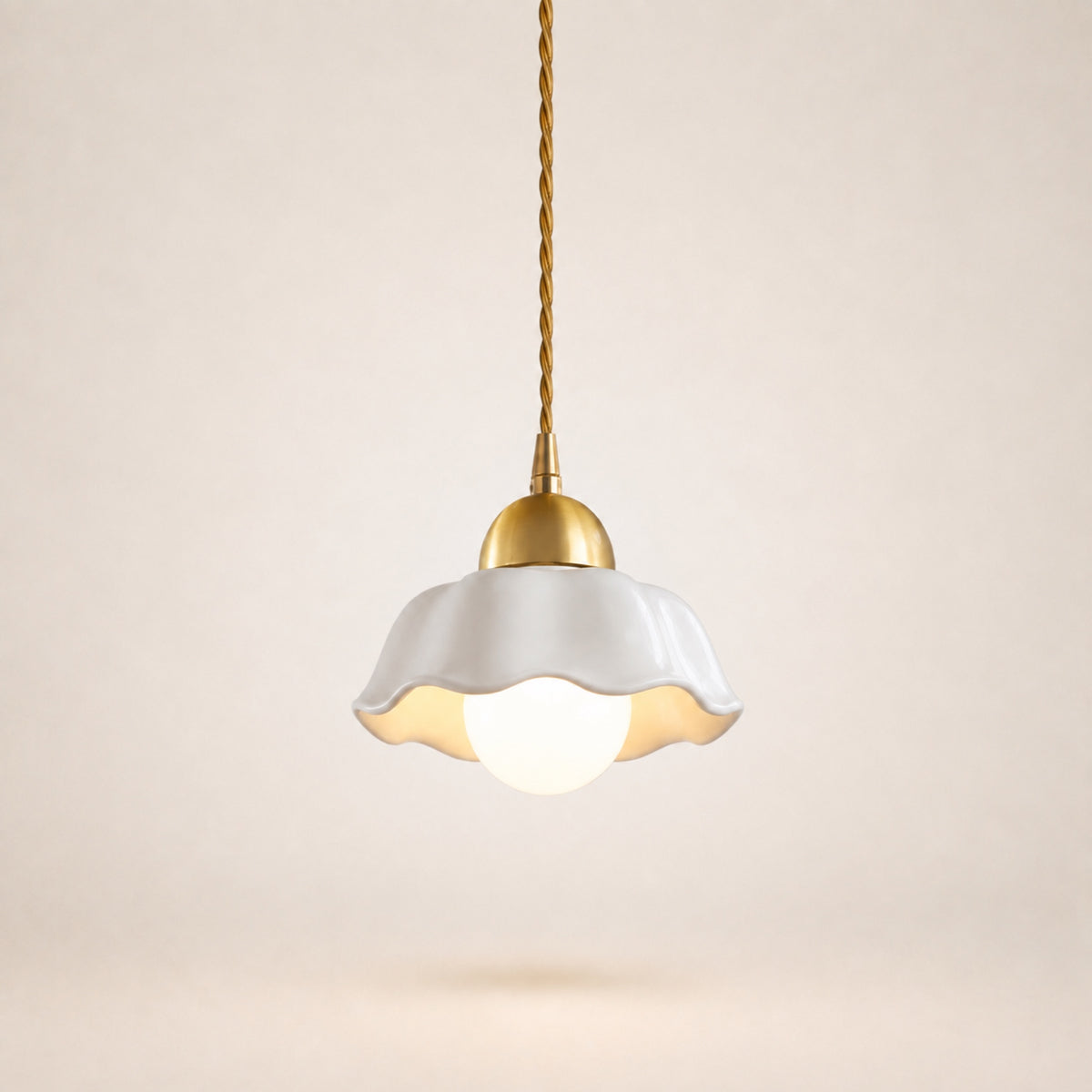Suspension céramique blanche, modèle C en petite corolle festonnée, cordon doré