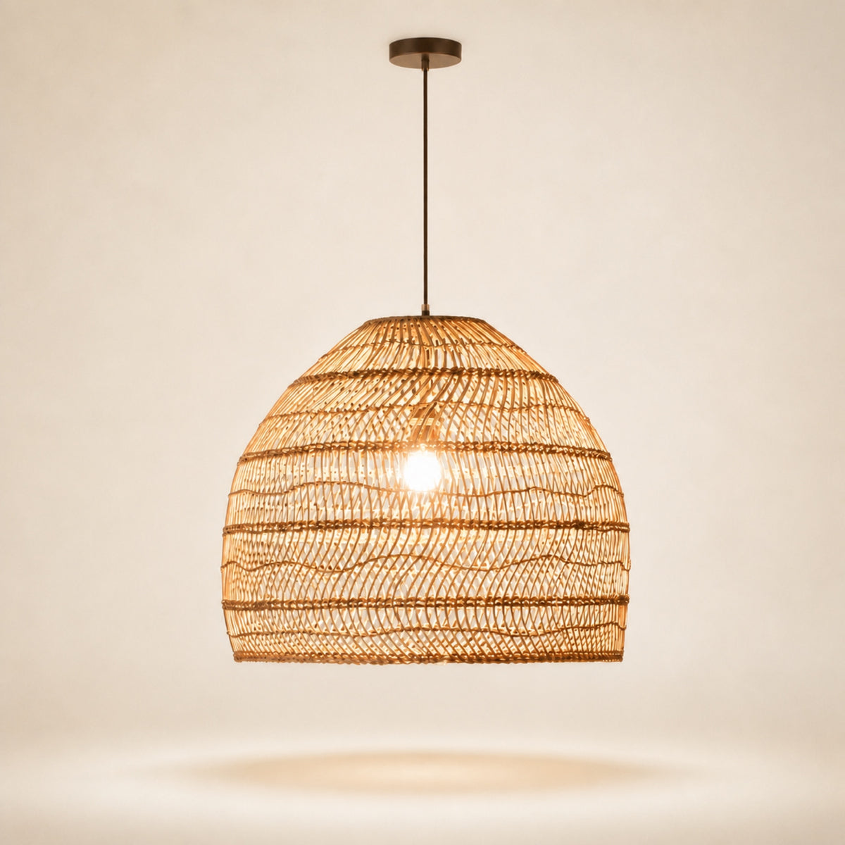 Suspension rotin tressée, sur fond neutre