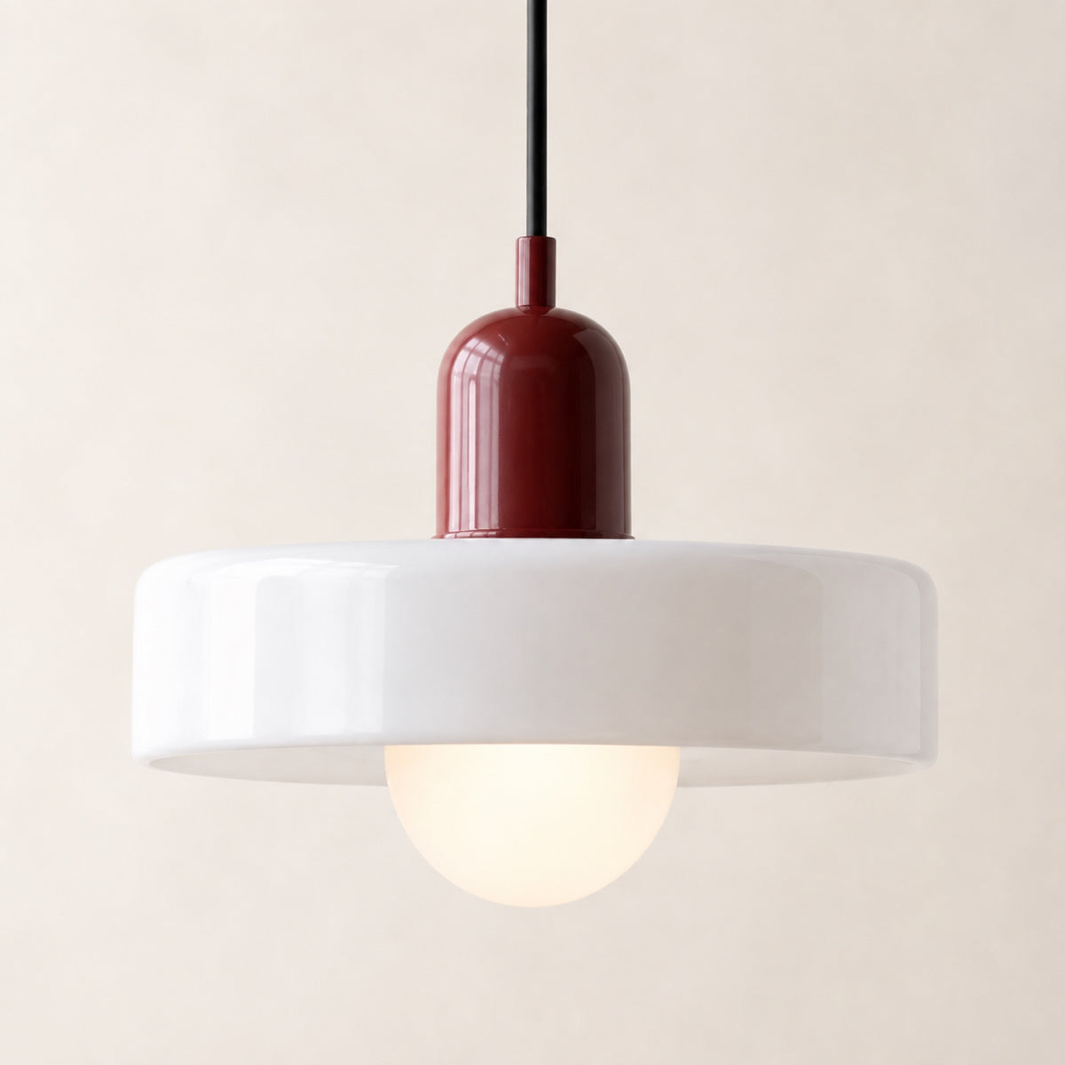 Suspension disque de verre blanc, douille bordeaux, boule opaline