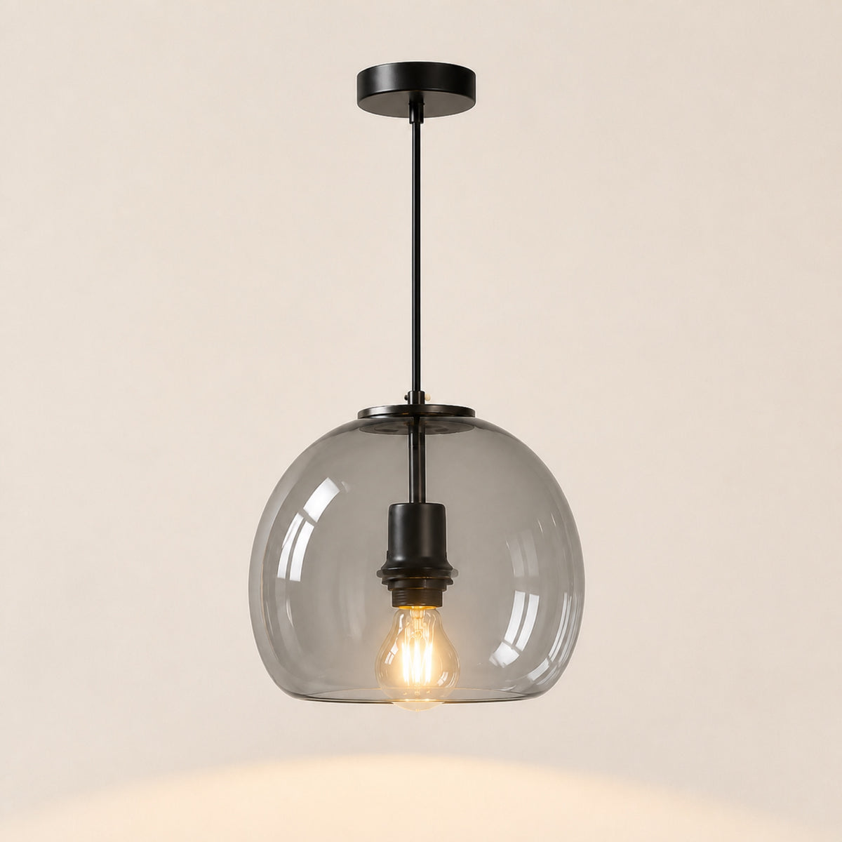 Suspension globe en verre fumé sur tige rigide, sur fond neutre