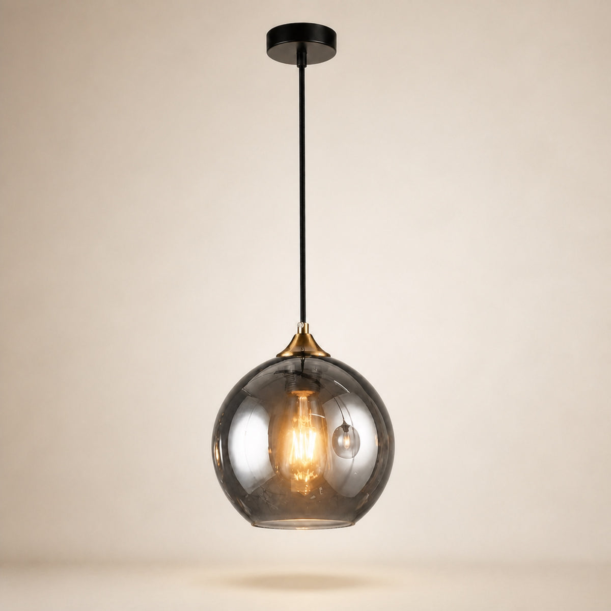 Suspension boule en verre fumé miroir, sur fond neutre