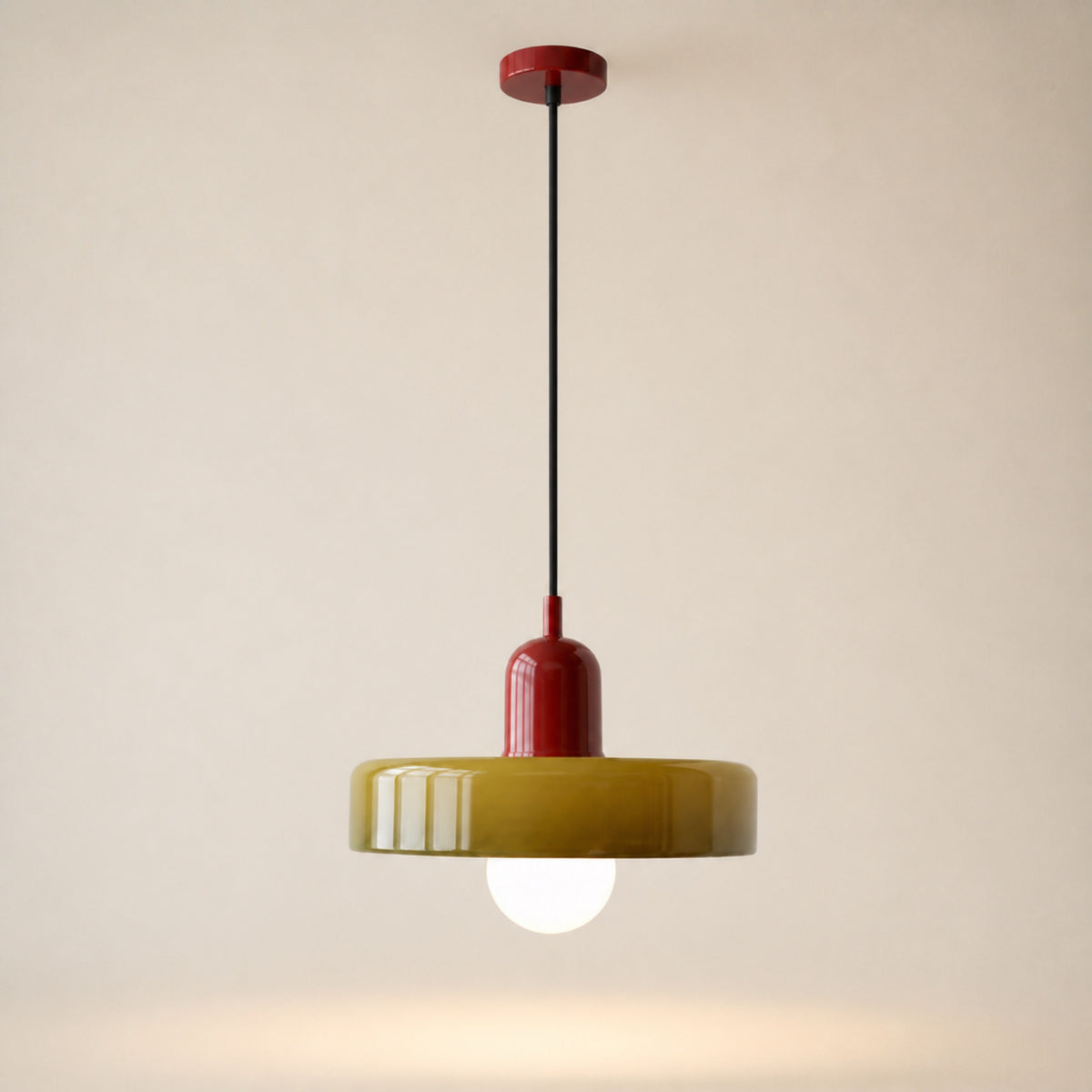 Suspension disque plat en verre coloré, sur fond neutre