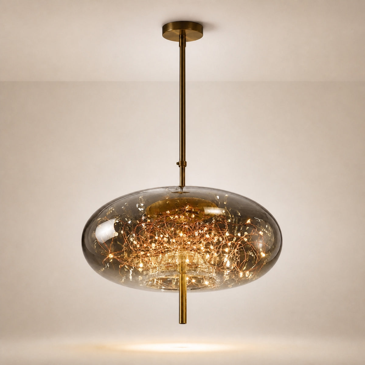 Suspension galet en verre fumé à micro-LED, sur fond neutre