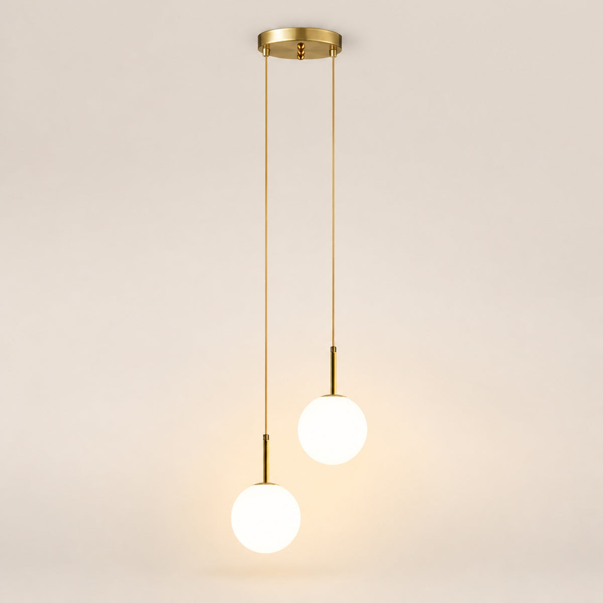 Suspension globes opale sur câbles laiton