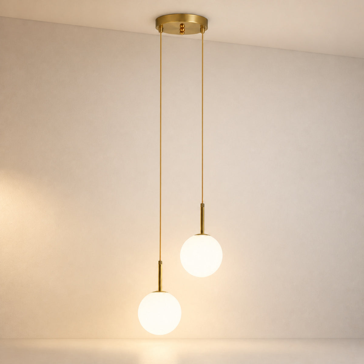 Suspension globes opale sur câbles laiton, autre cadrage