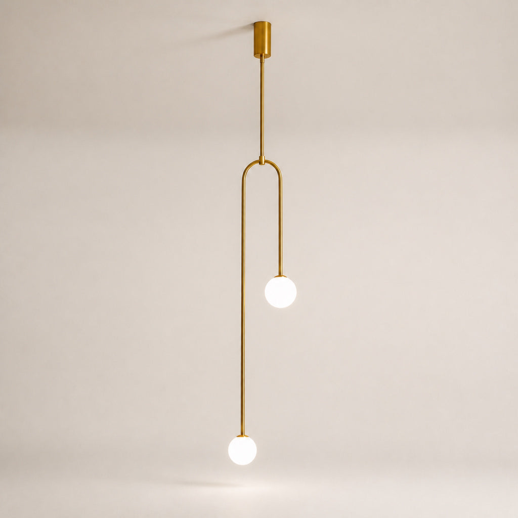 Suspension arceau laiton et globes opale, sur fond neutre