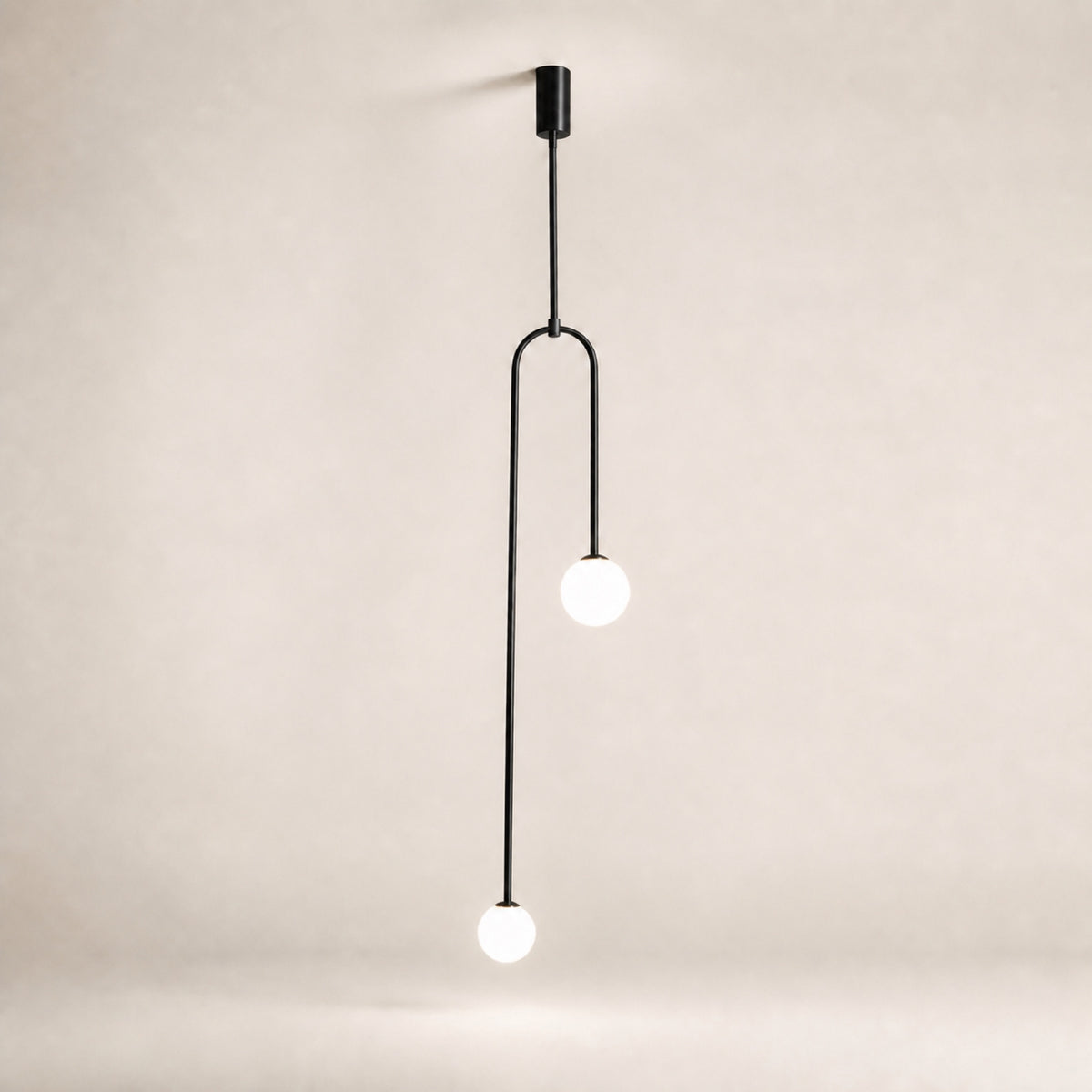 Suspension arceau laiton et globes opale, noir
